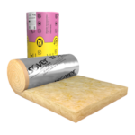 Fieltro de lana de vidrio hidrorepelente, revestido en una de sus caras con foil de aluminio liso que actúa como barrera de vapor, con una solapa de 10 cm, diseñado para aislación termoacústica de techos de chapa, instalado sobre machimbre.